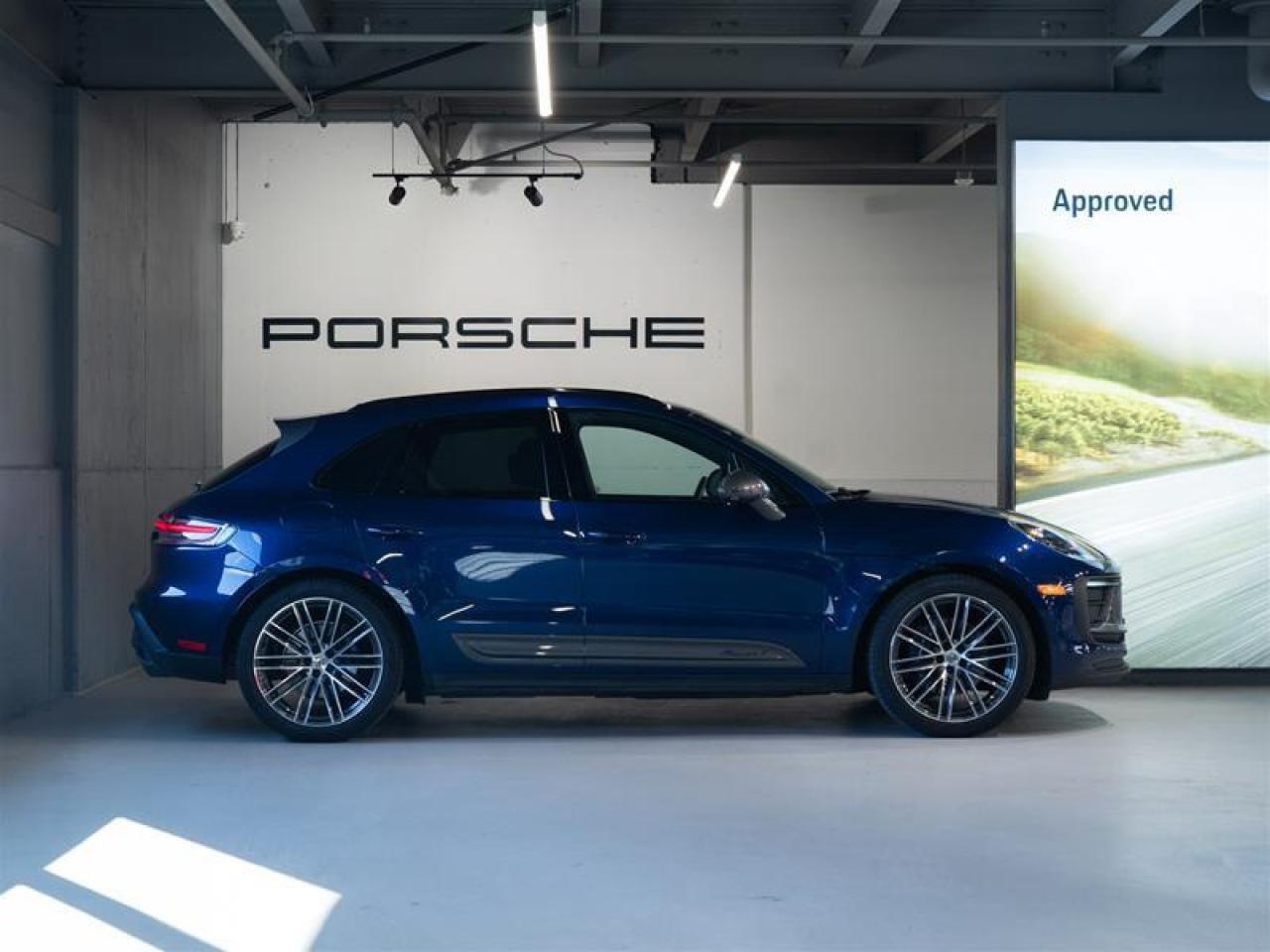 2025 Porsche Macan T AWD Photo4