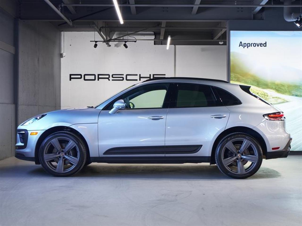 2024 Porsche Macan AWD Photo2