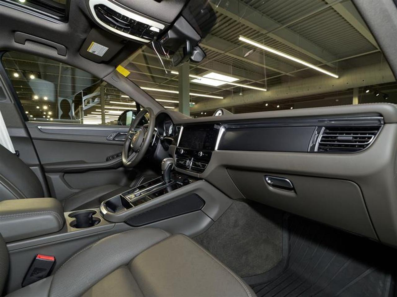 2024 Porsche Macan AWD Photo