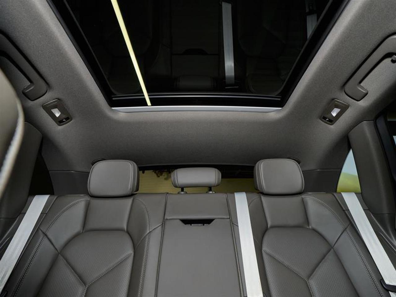 2024 Porsche Macan AWD Photo