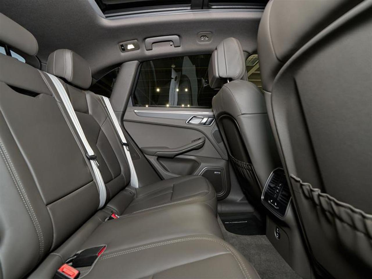 2024 Porsche Macan AWD Photo