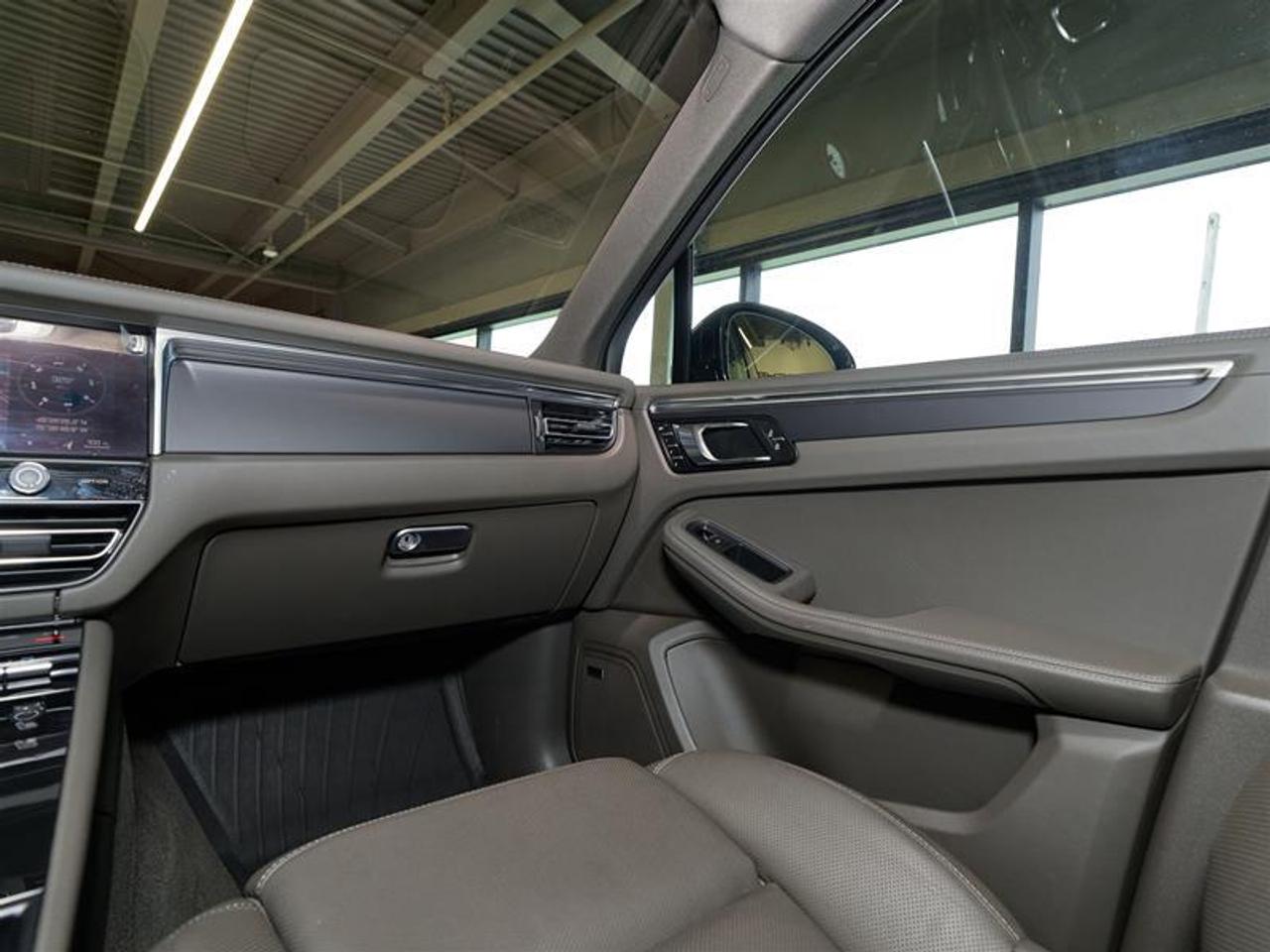 2024 Porsche Macan AWD Photo