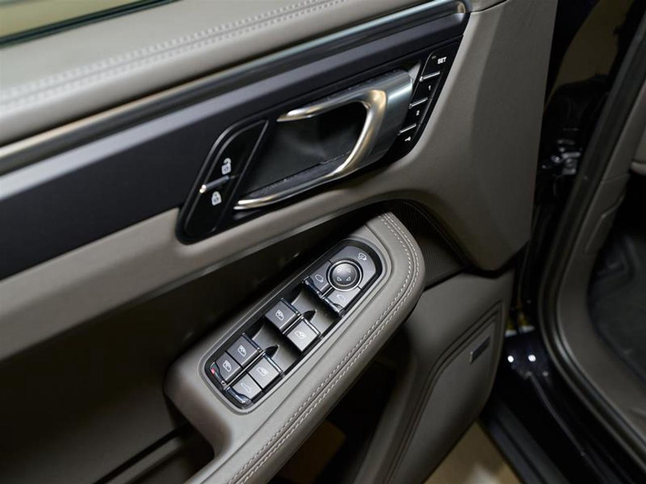 2024 Porsche Macan AWD Photo