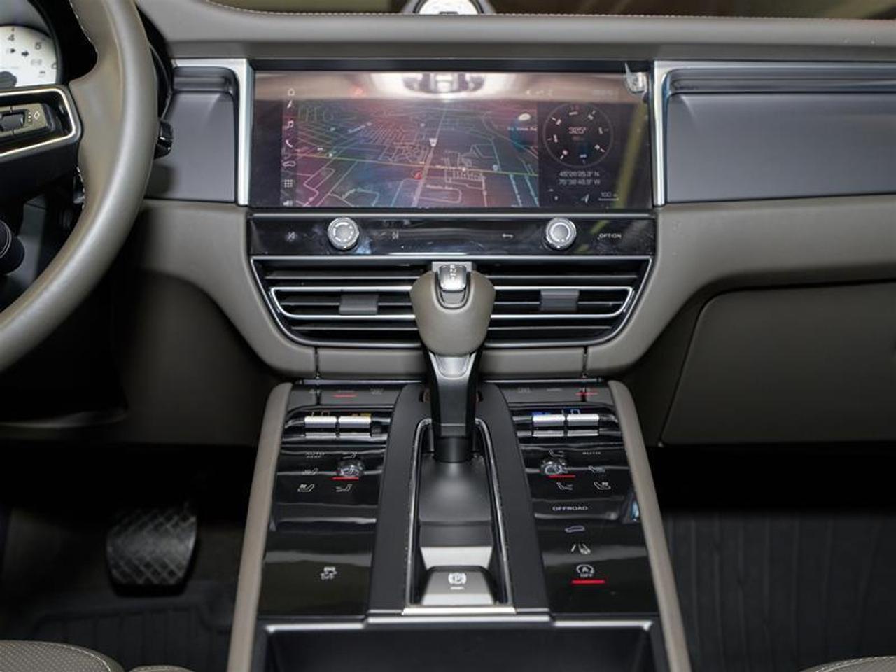 2024 Porsche Macan AWD Photo