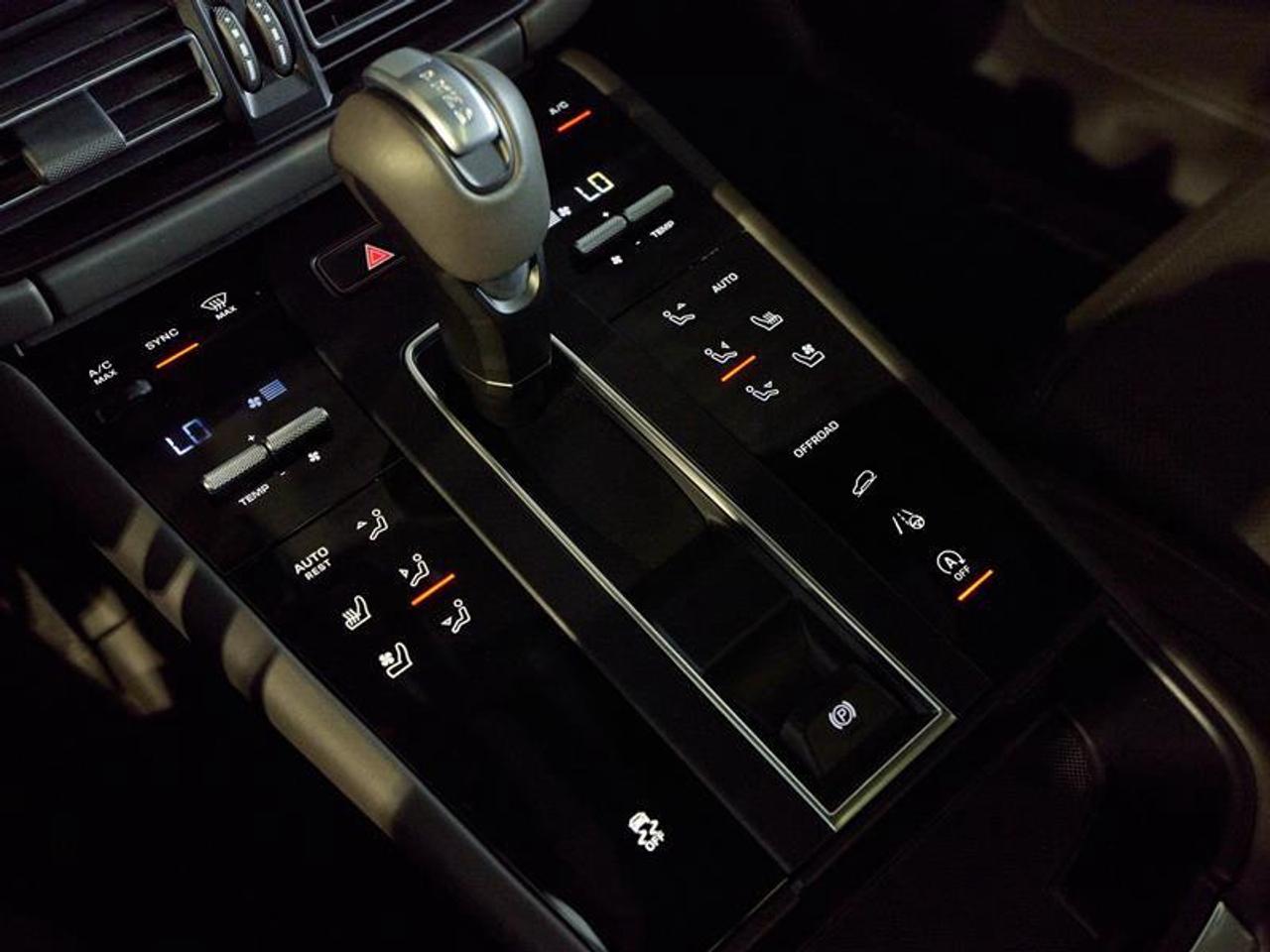 2024 Porsche Macan AWD Photo
