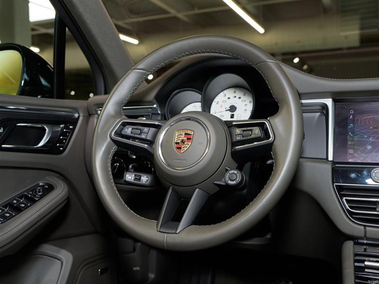 2024 Porsche Macan AWD Photo