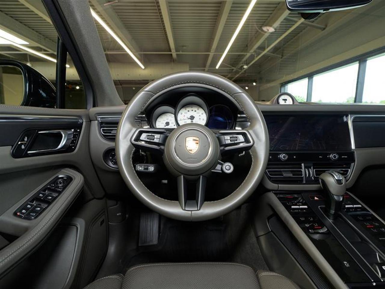 2024 Porsche Macan AWD Photo