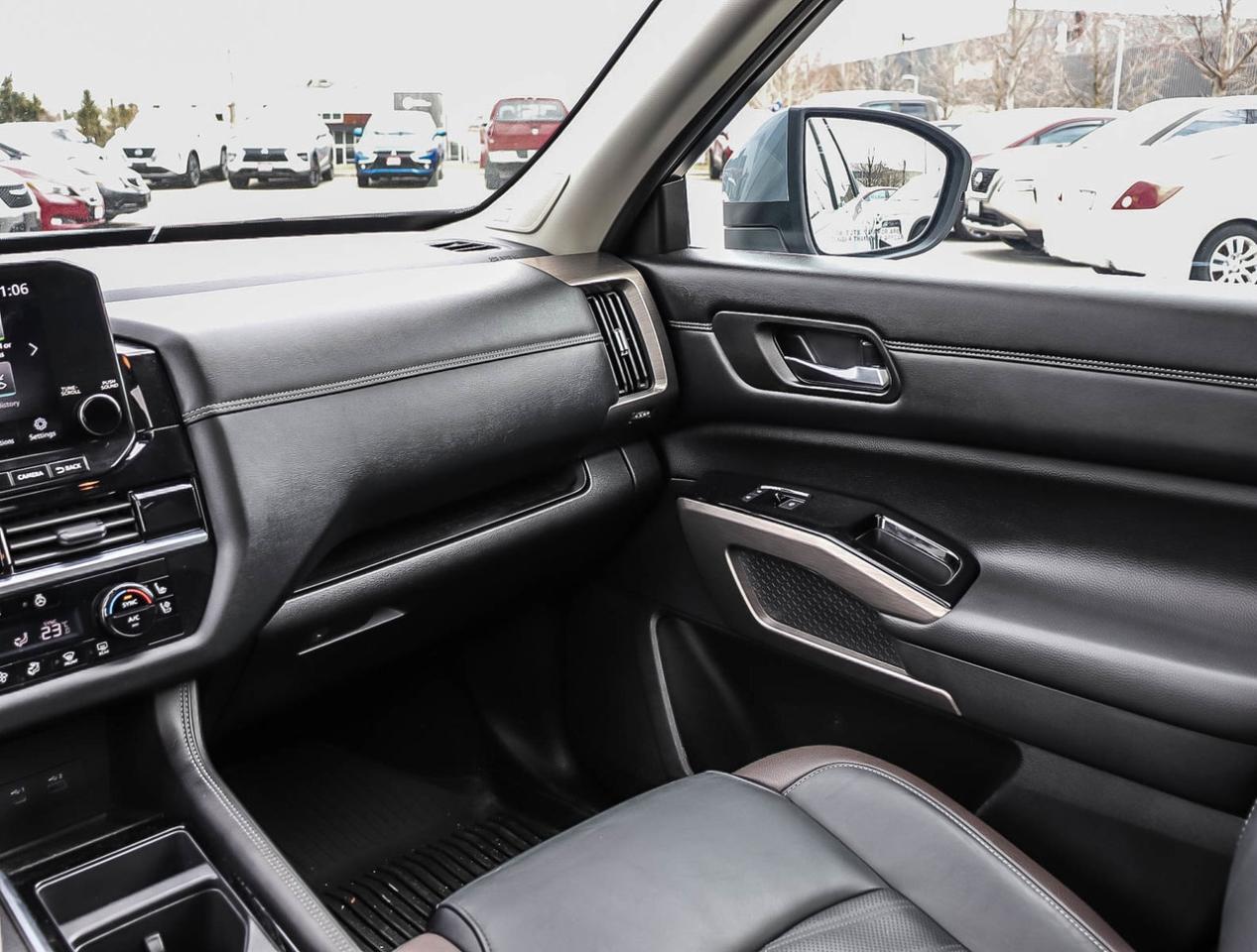 2024 Nissan Pathfinder Platinum WITH CAPTAIN SEATS 3.5L V6 AWD HOLIDAY SA Photo