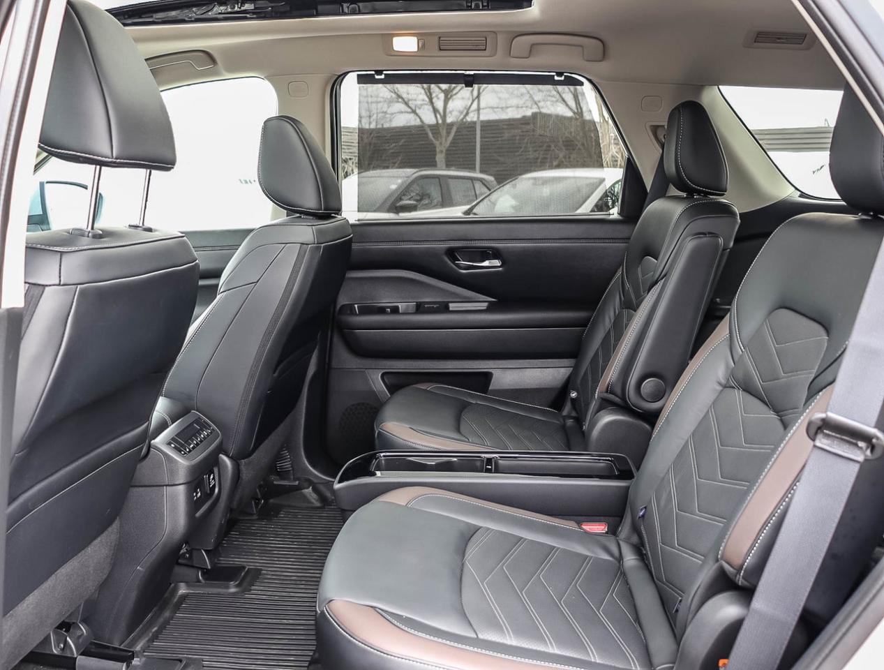 2024 Nissan Pathfinder Platinum WITH CAPTAIN SEATS 3.5L V6 AWD HOLIDAY SA Photo