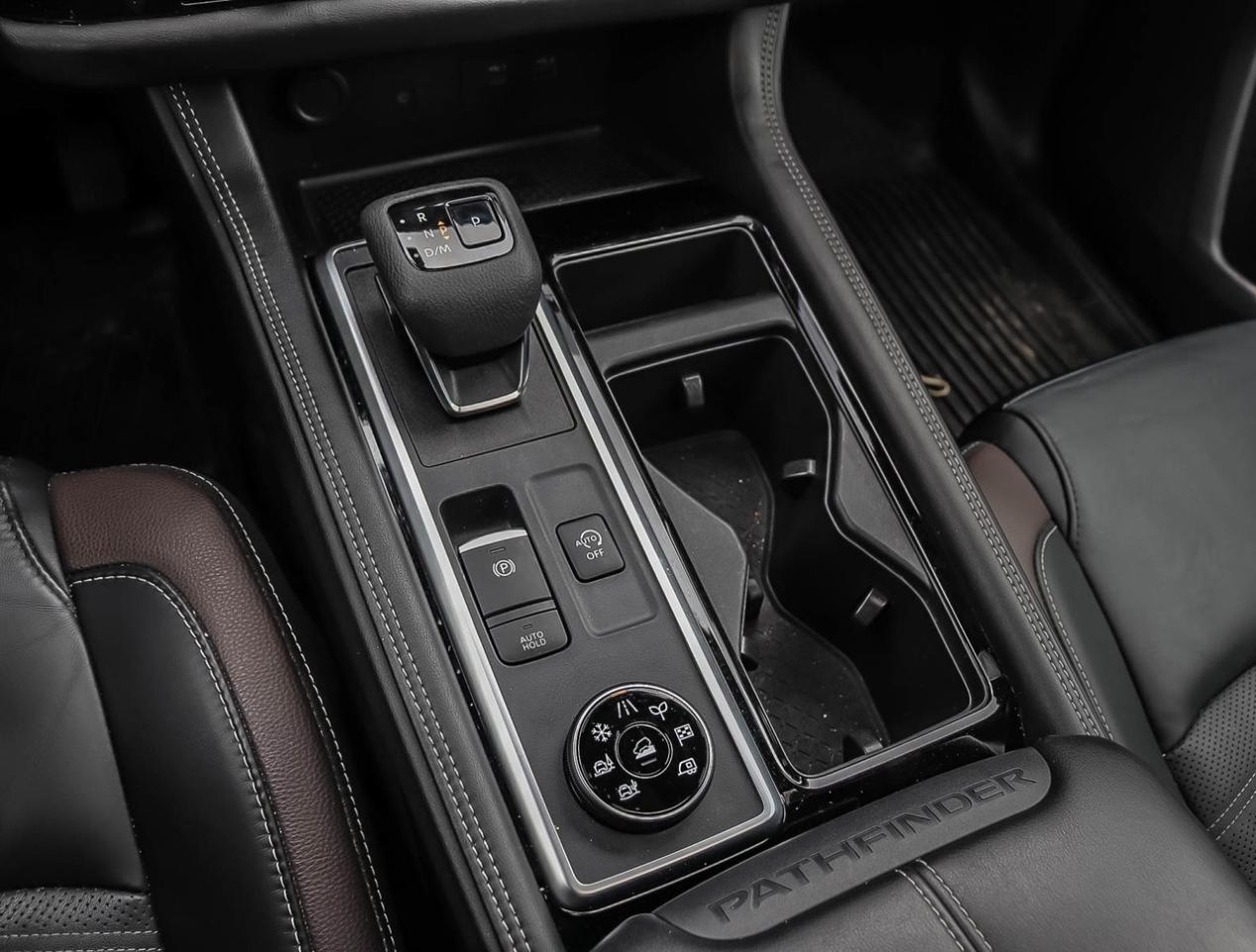 2024 Nissan Pathfinder Platinum WITH CAPTAIN SEATS 3.5L V6 AWD HOLIDAY SA Photo