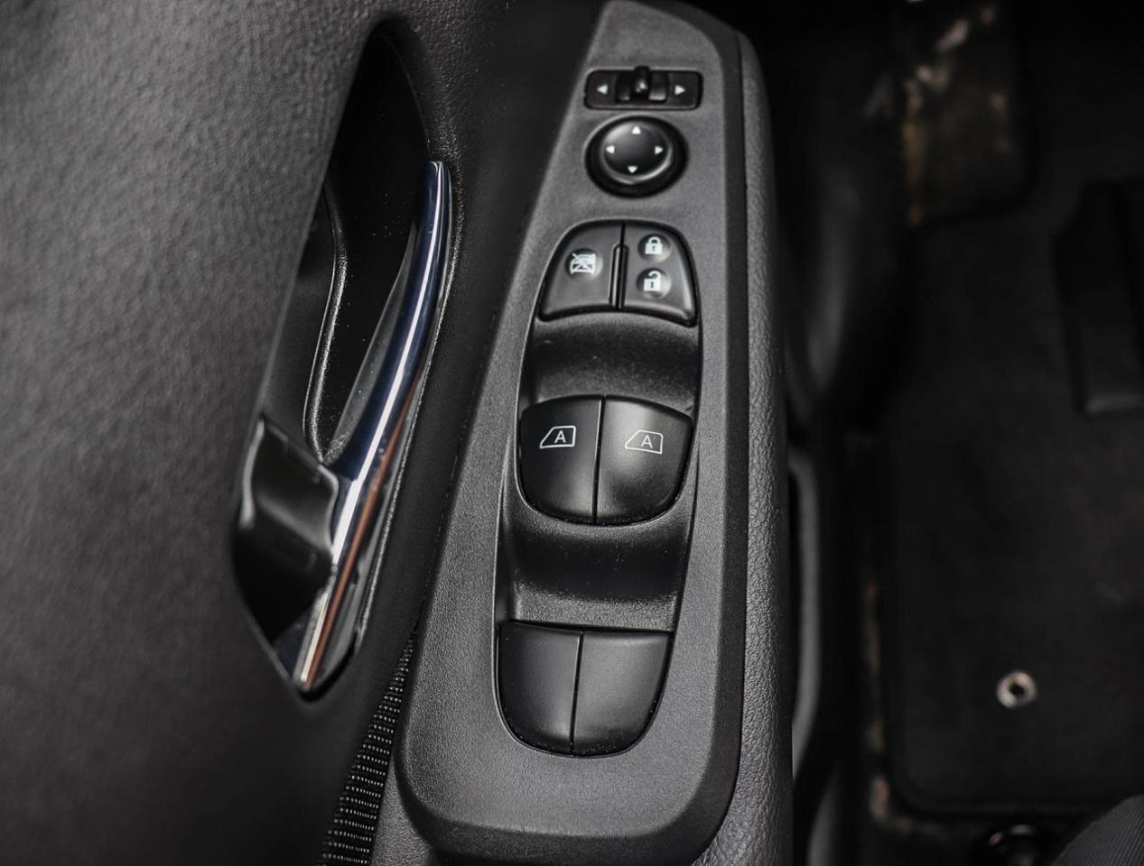 2023 Nissan Kicks SV !!! NO ACCIDENTS !!! ONE OWNER !!! 17 ALLOYS Photo