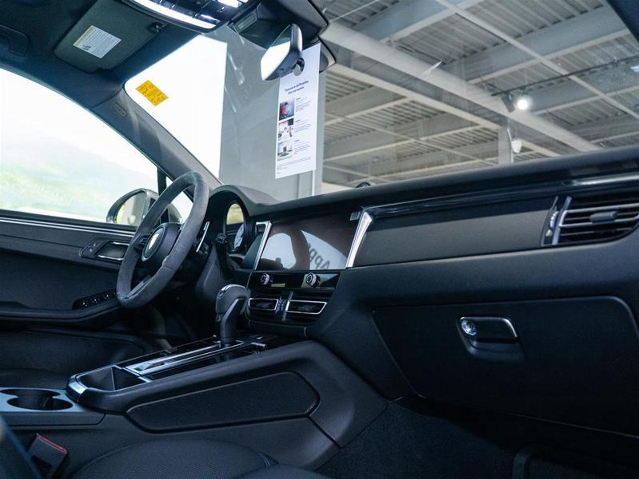 2024 Porsche Macan T AWD Photo