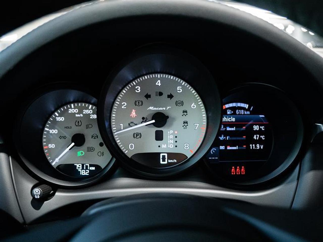 2024 Porsche Macan T AWD Photo