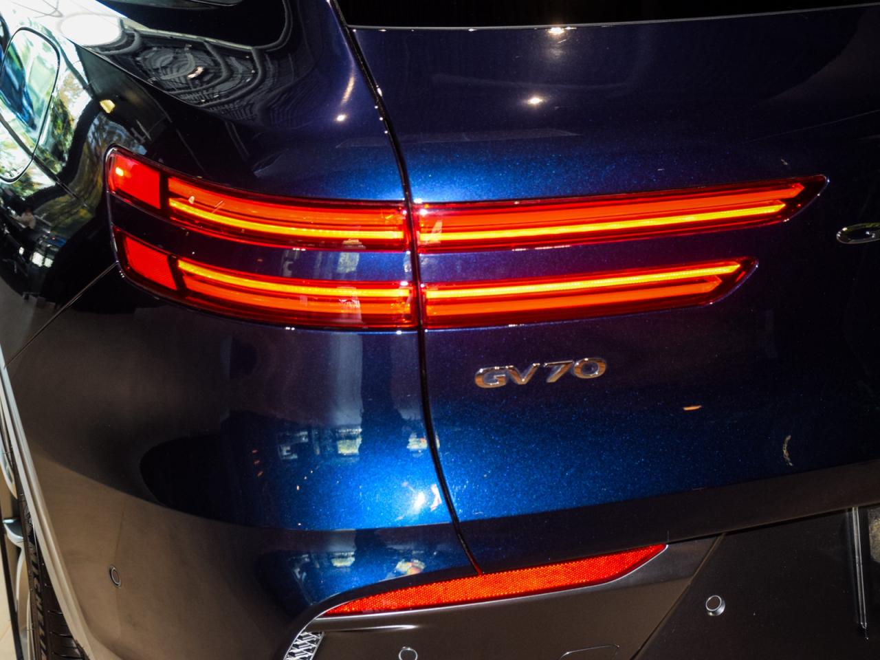 2026 Genesis GV70 2.5T Adv.Tech Pkg AWD    Used Demonstrator Photo4