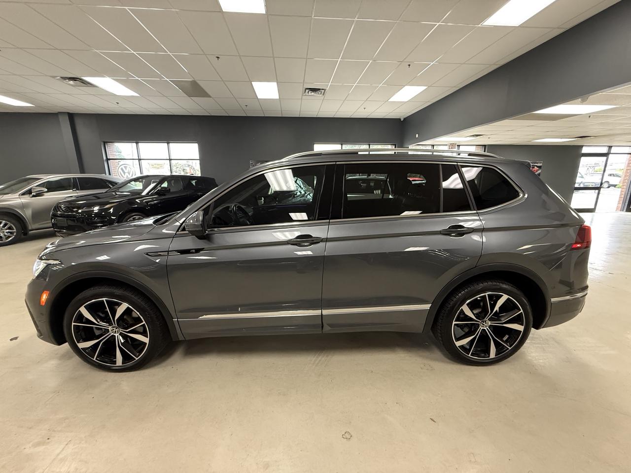 2022 Volkswagen Tiguan Highline R-Line 4MOTION**7 PASSENGER*NO ACCIDENTS! Photo