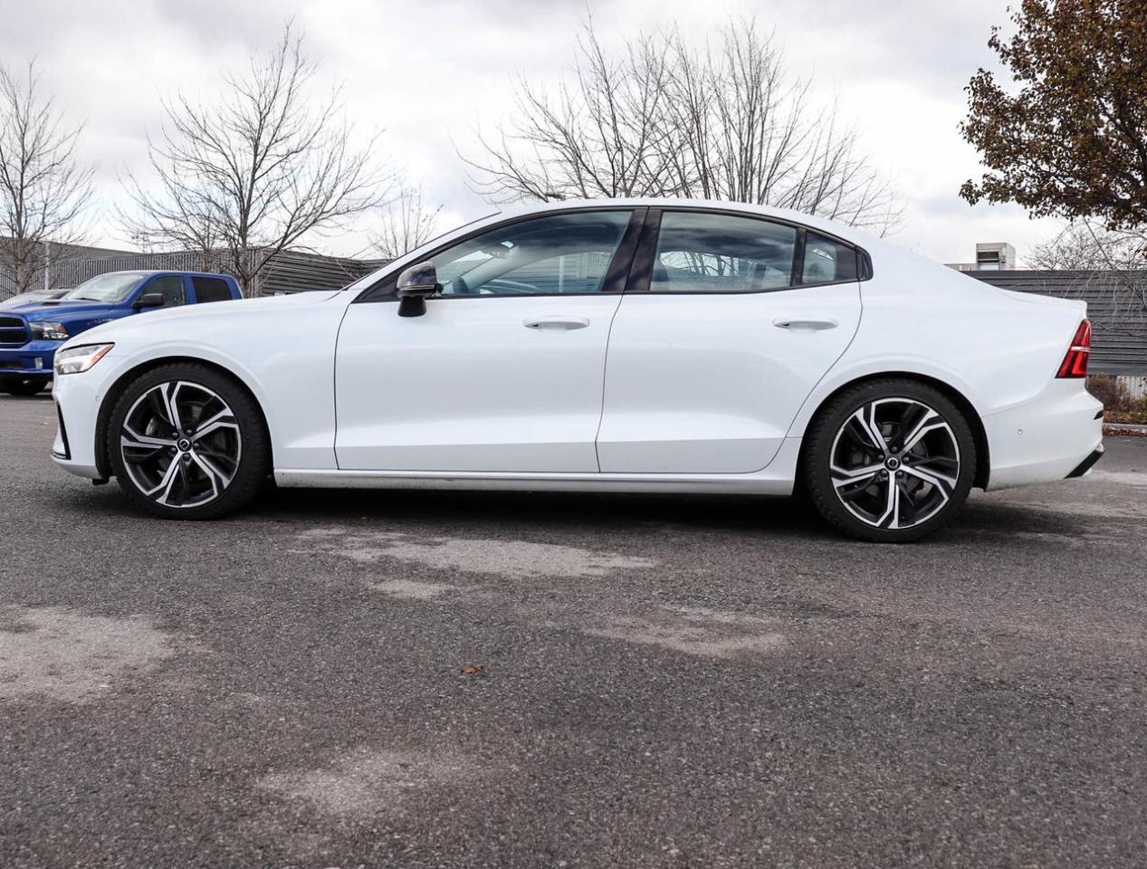 2024 Volvo S60 Ultimate Dark Theme Photo