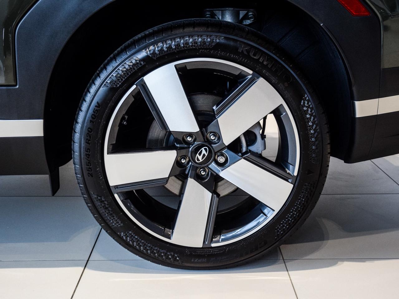 2025 Hyundai Santa Fe Used Demonstrator   Demo $$   Free Winter Tires Photo4