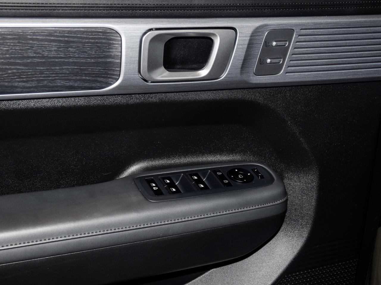 2025 Hyundai Santa Fe Used Demonstrator   Demo $$   Free Winter Tires Photo