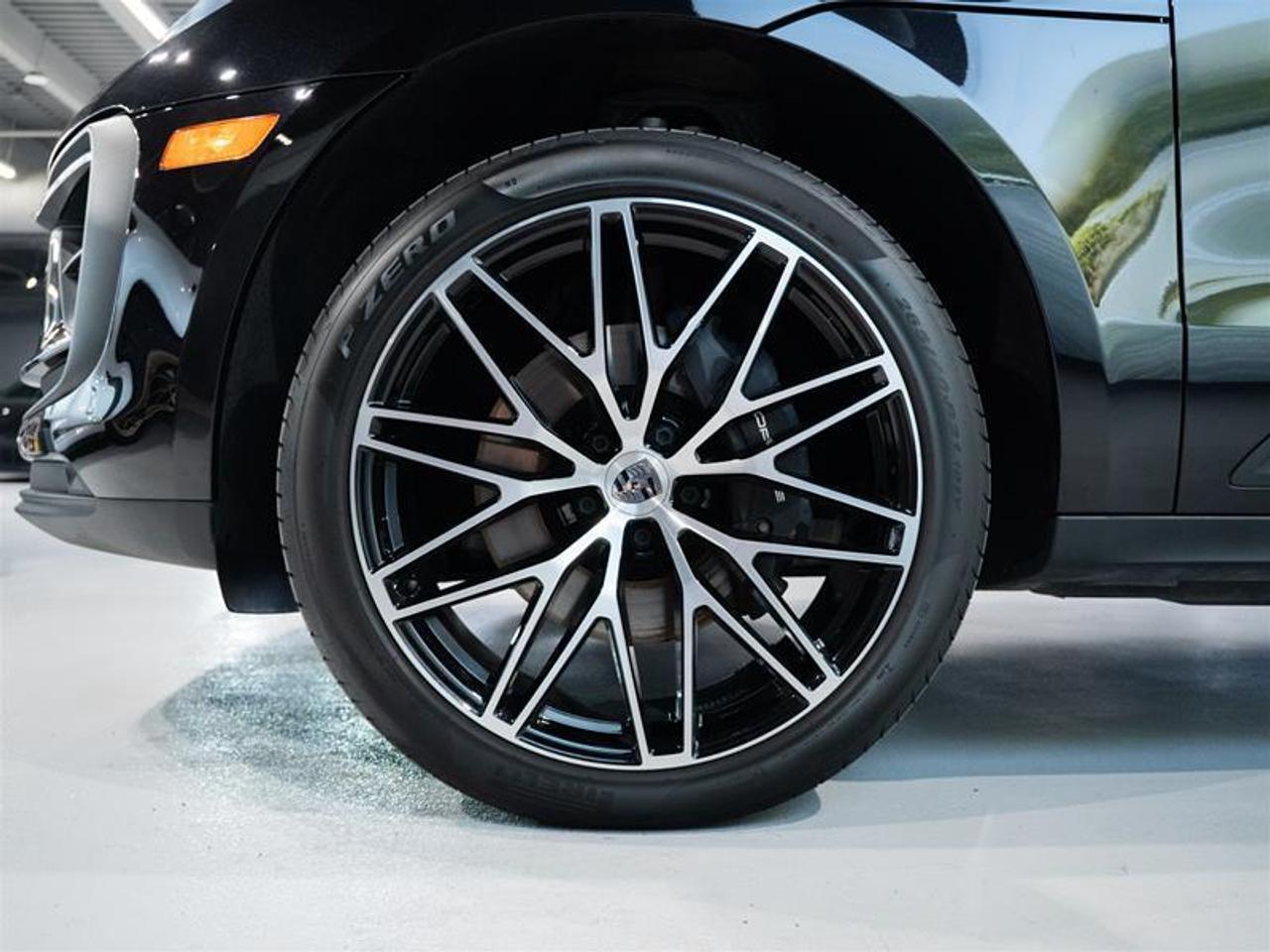 2025 Porsche Macan AWD Photo