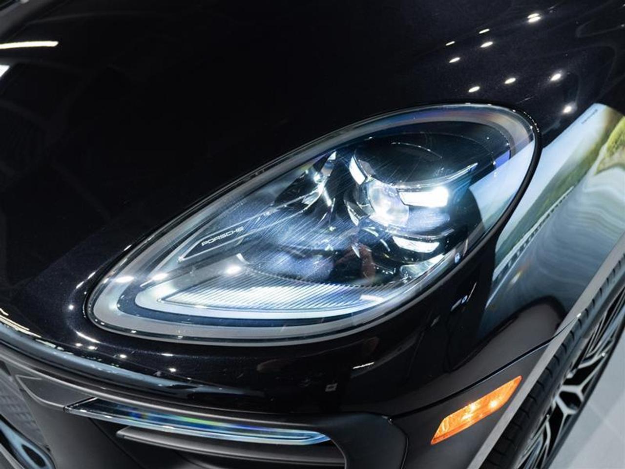 2025 Porsche Macan AWD Photo