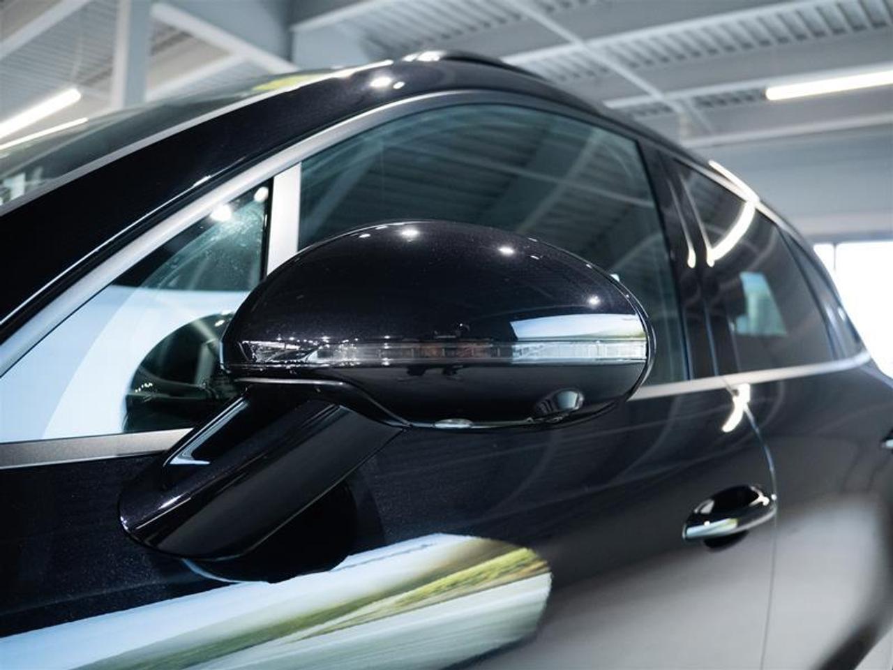 2025 Porsche Macan AWD Photo