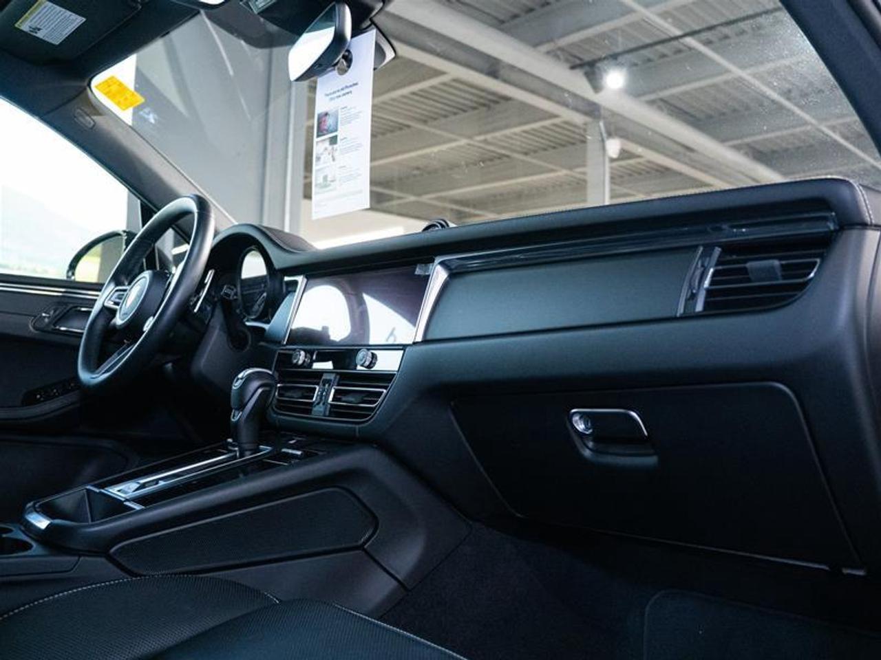 2025 Porsche Macan AWD Photo