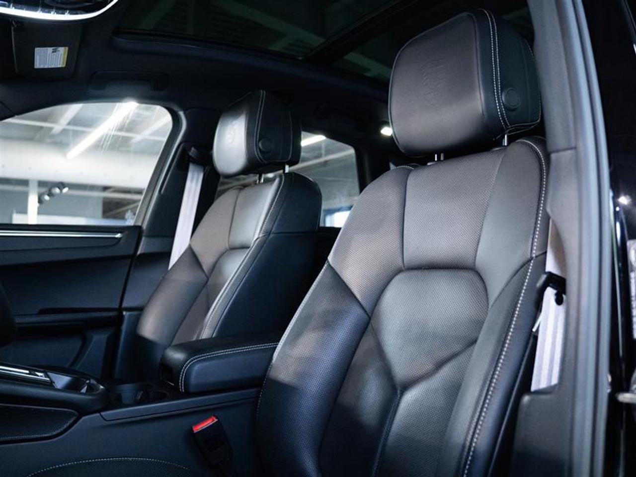 2025 Porsche Macan AWD Photo