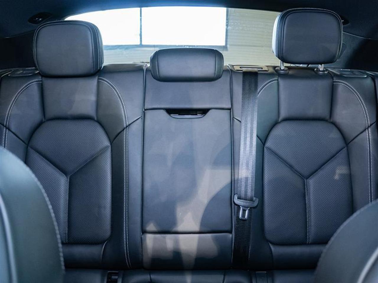 2025 Porsche Macan AWD Photo