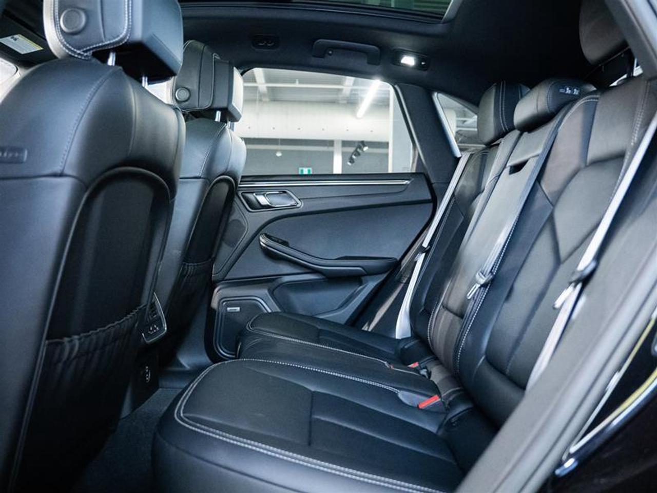 2025 Porsche Macan AWD Photo