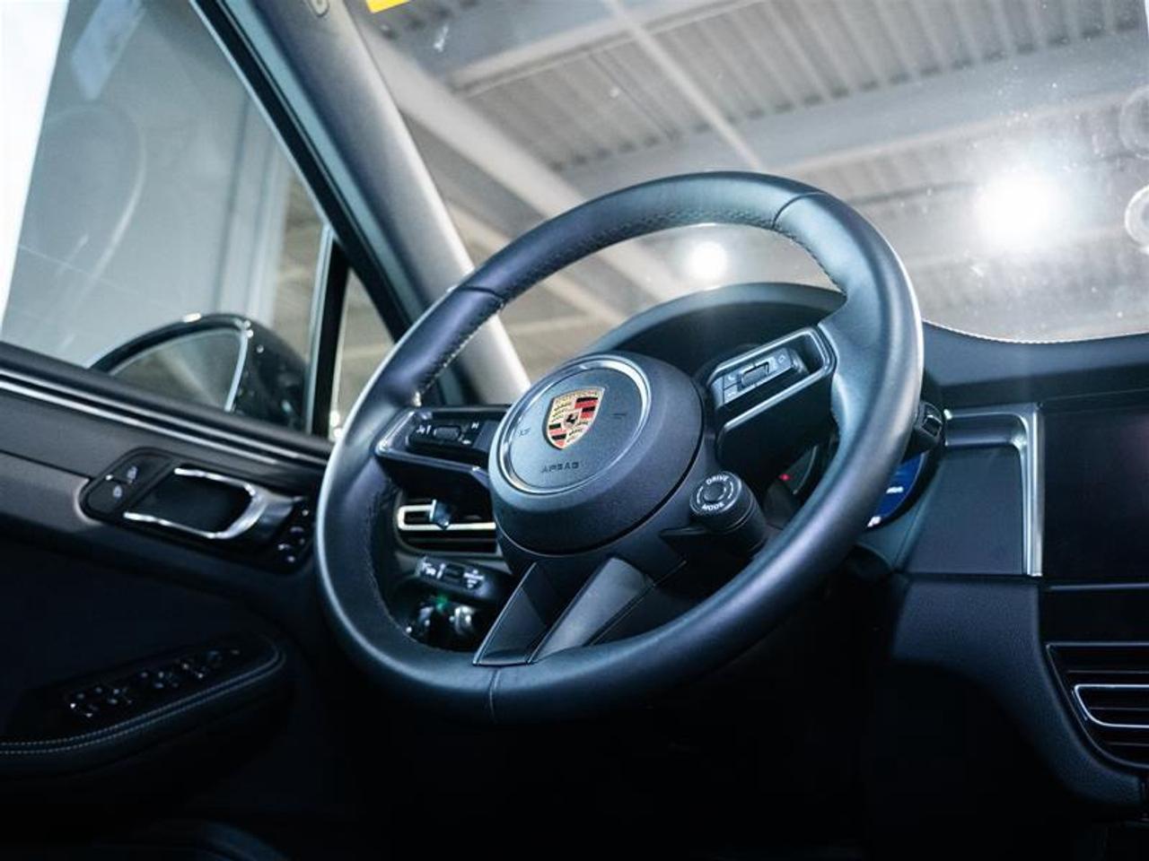 2025 Porsche Macan AWD Photo