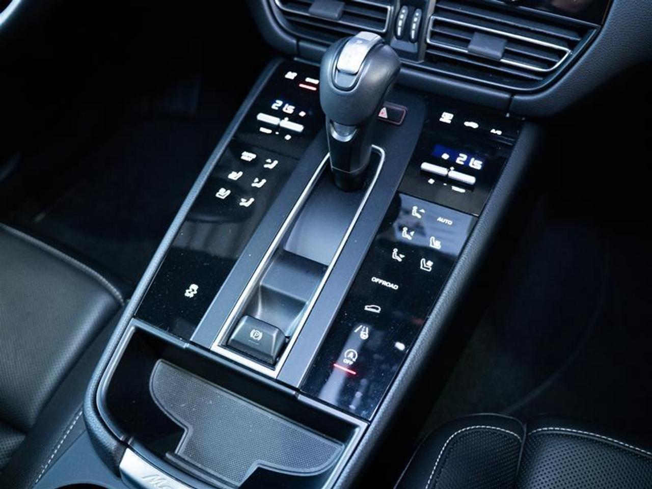 2025 Porsche Macan AWD Photo