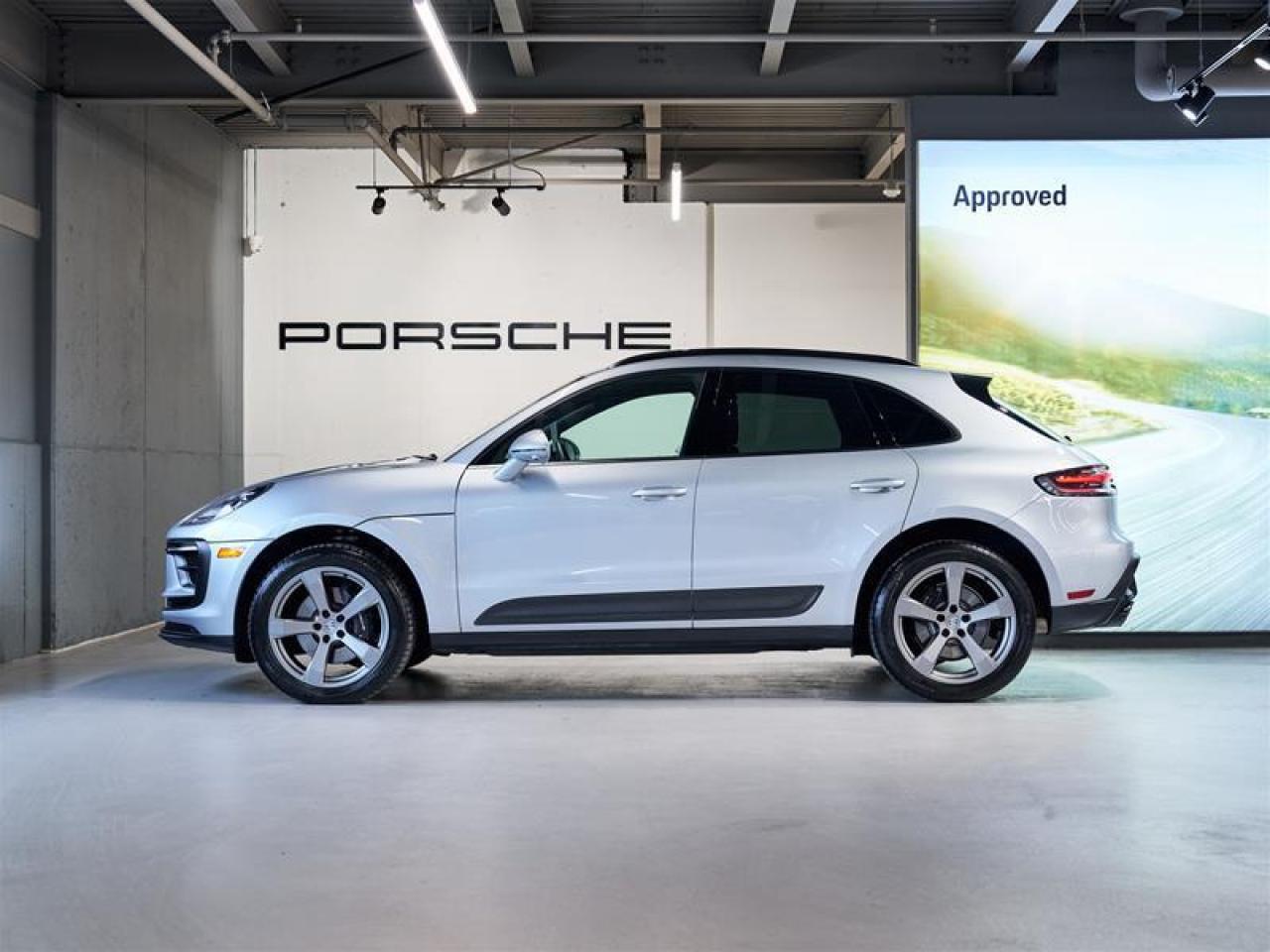 2024 Porsche Macan AWD Photo