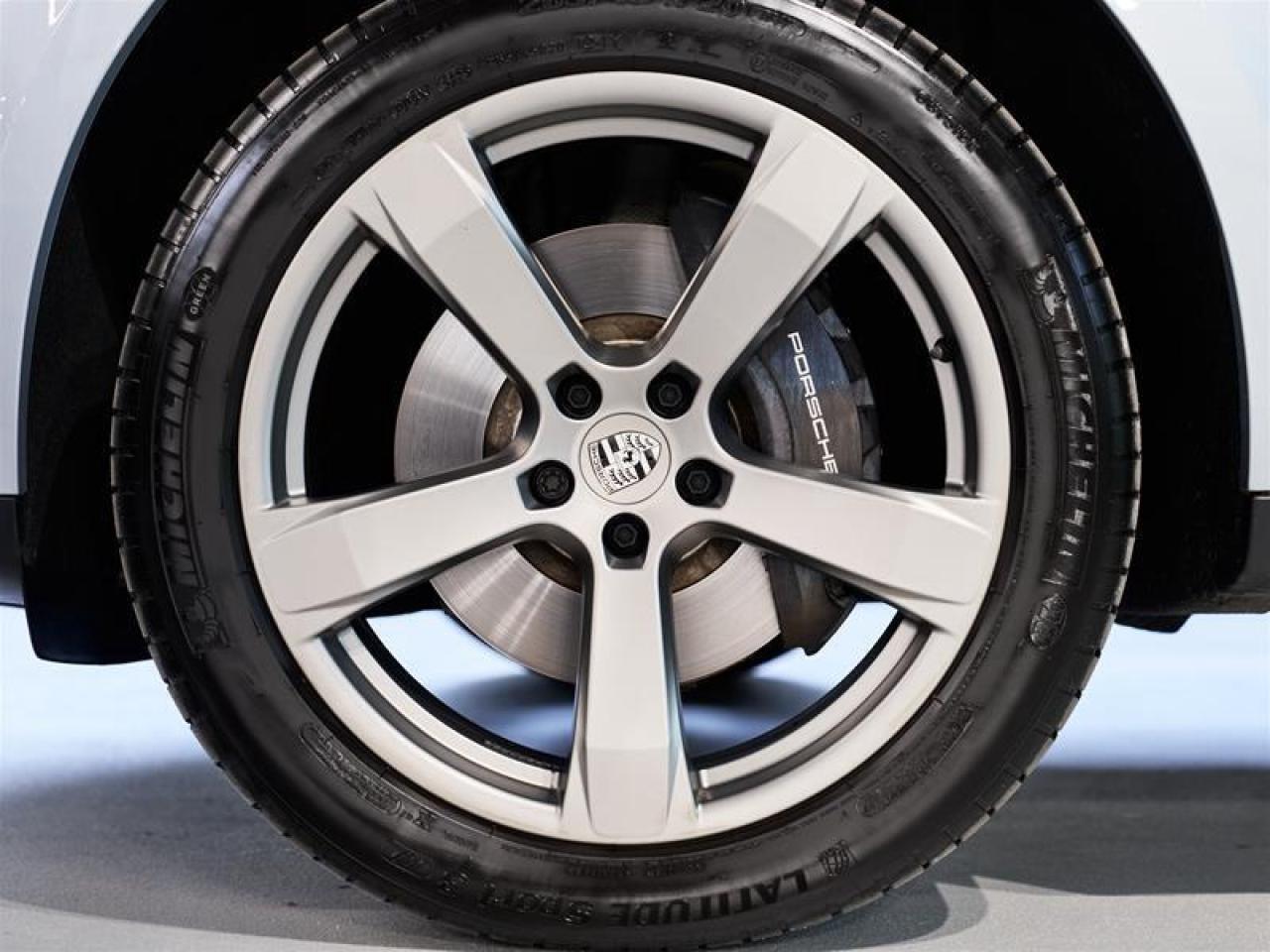 2024 Porsche Macan AWD Photo