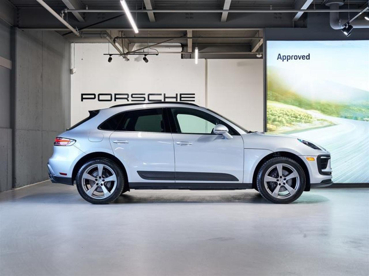 2024 Porsche Macan AWD Photo