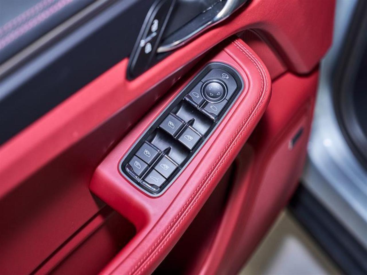 2024 Porsche Macan AWD Photo