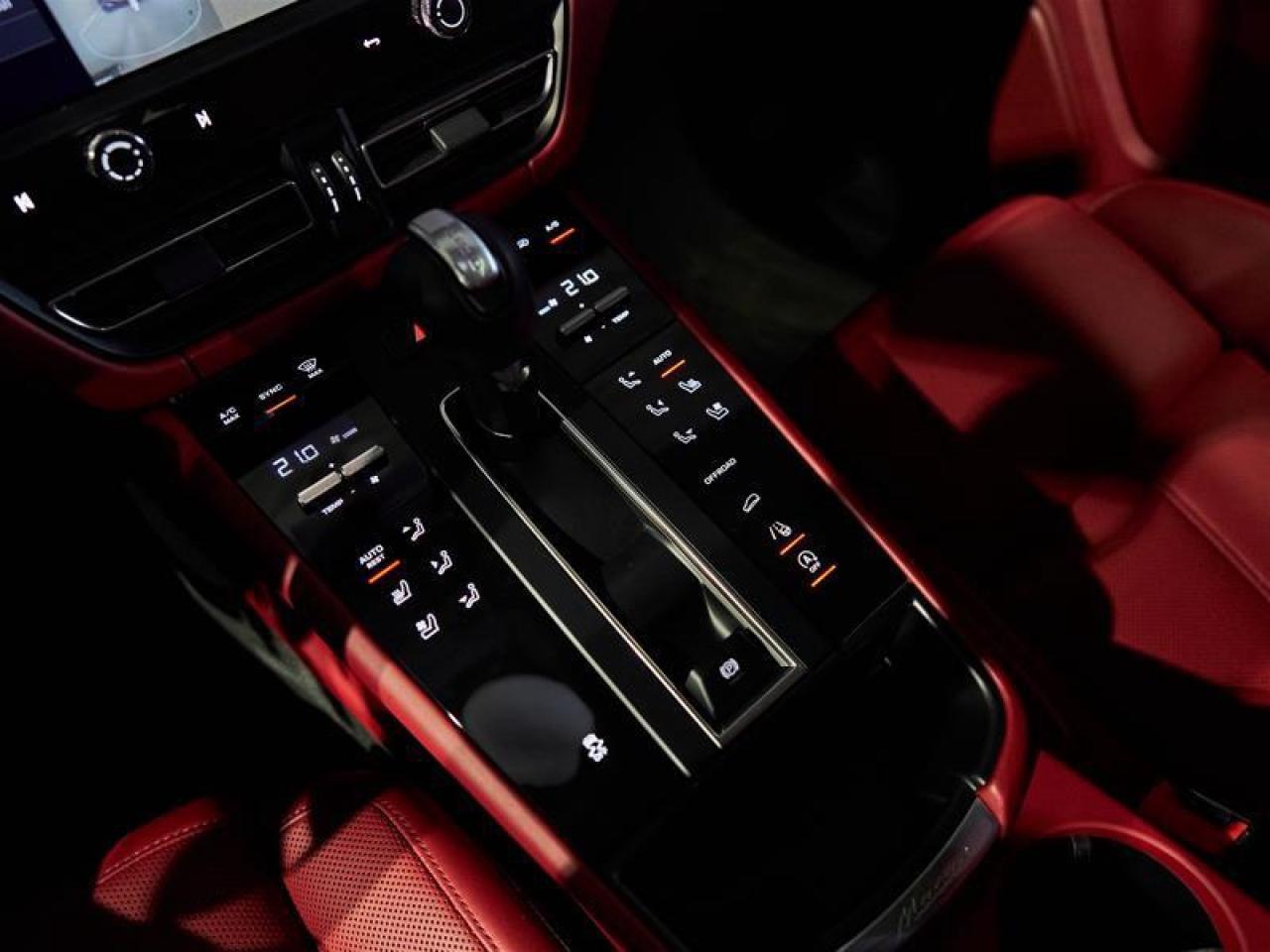 2024 Porsche Macan AWD Photo