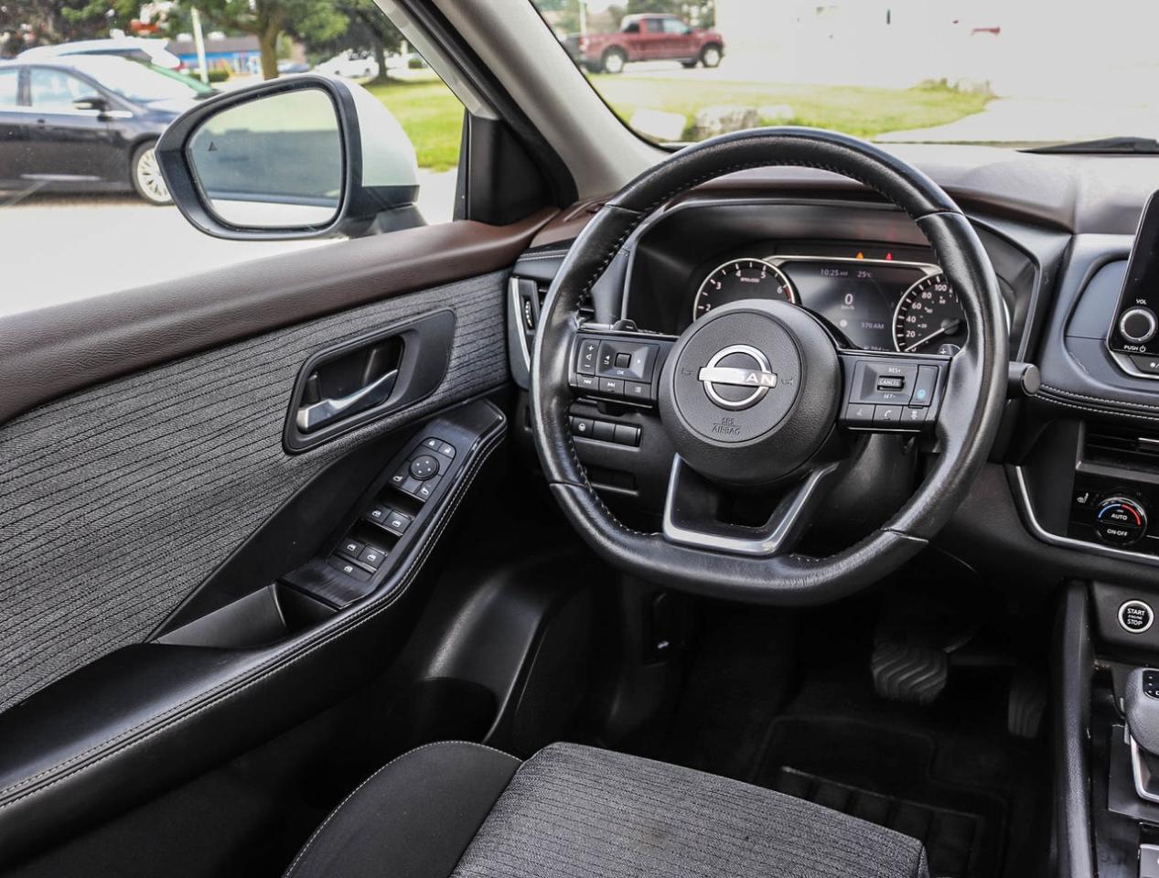 2023 Nissan Rogue SV MOONROOF Photo