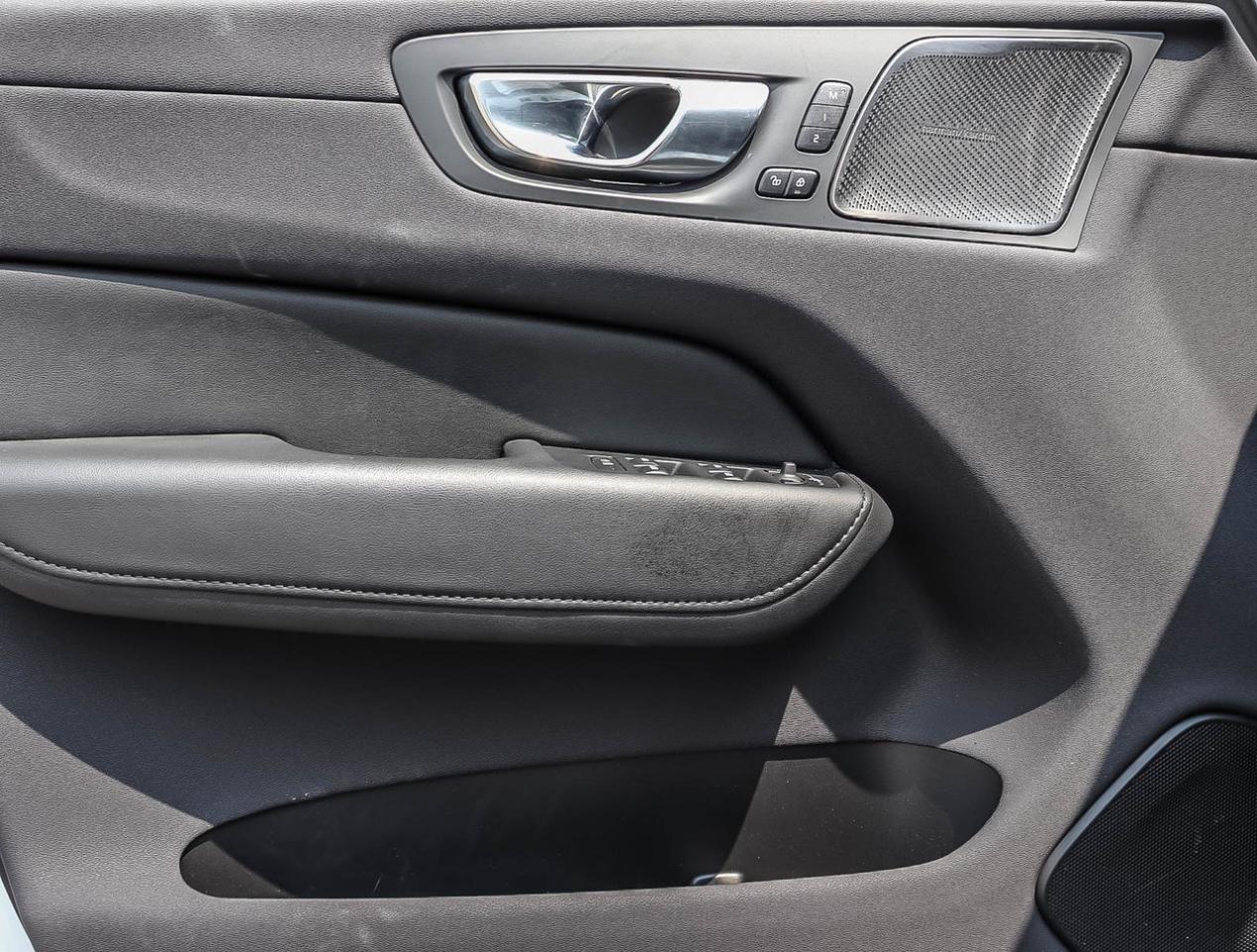 2024 Volvo XC60 B5 AWD Plus Dark Theme !!! NO ACCIDENTS !!! 360 CA Photo