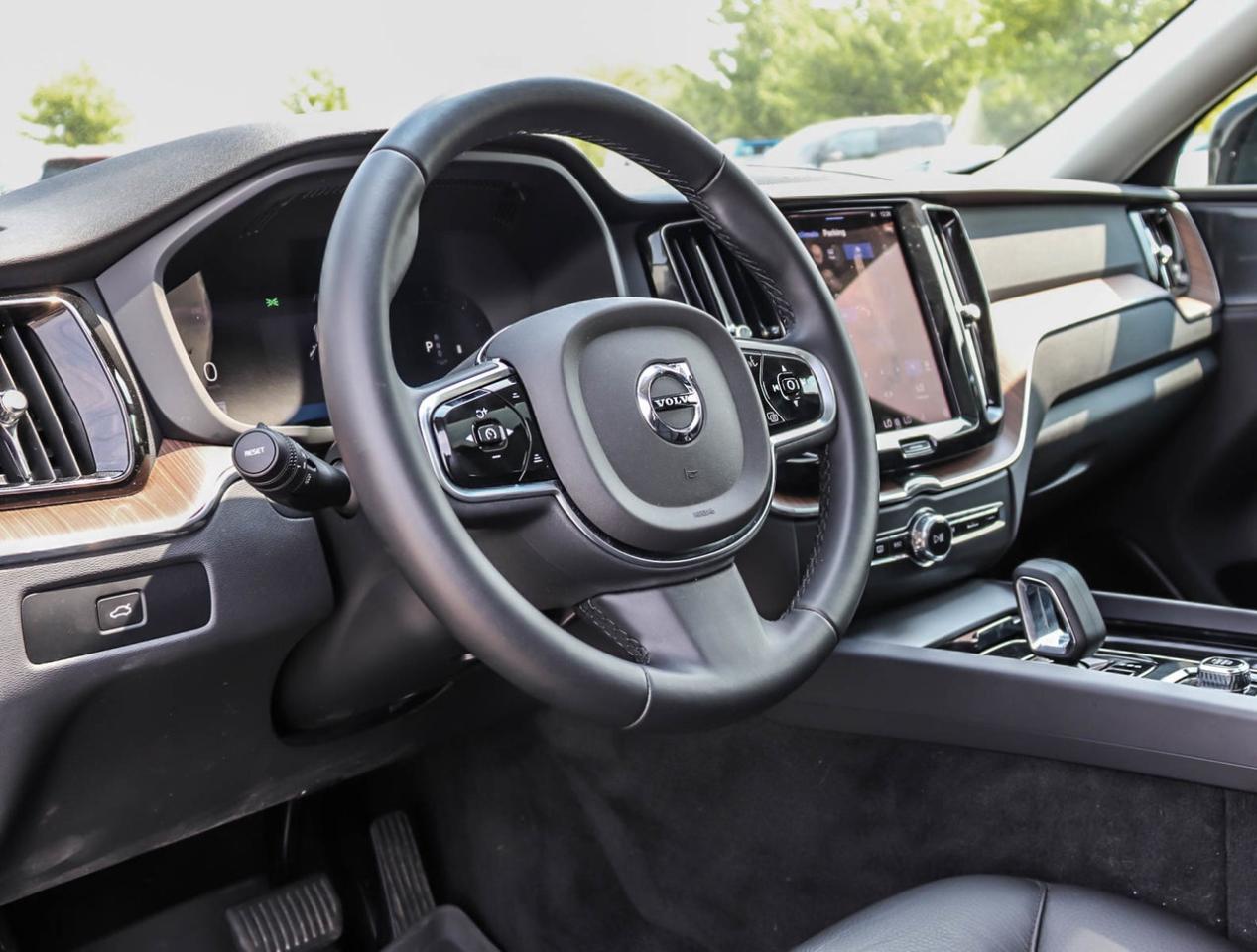 2024 Volvo XC60 B5 AWD Plus Dark Theme !!! NO ACCIDENTS !!! 360 CA Photo