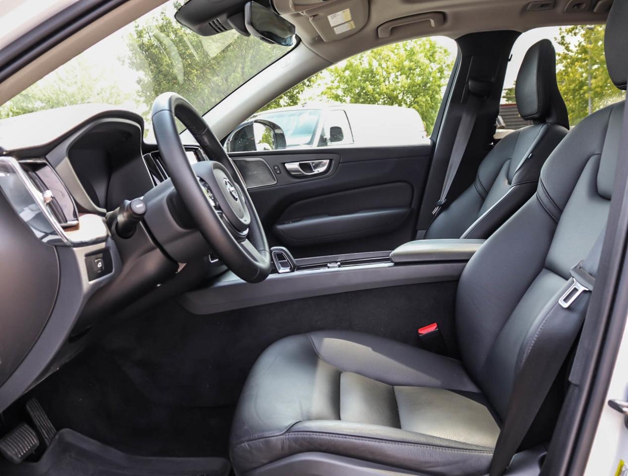 2024 Volvo XC60 B5 AWD Plus Dark Theme !!! NO ACCIDENTS !!! 360 CA Photo