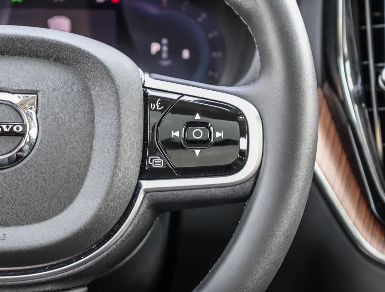 2024 Volvo XC60 B5 AWD Plus Dark Theme !!! NO ACCIDENTS !!! 360 CA Photo