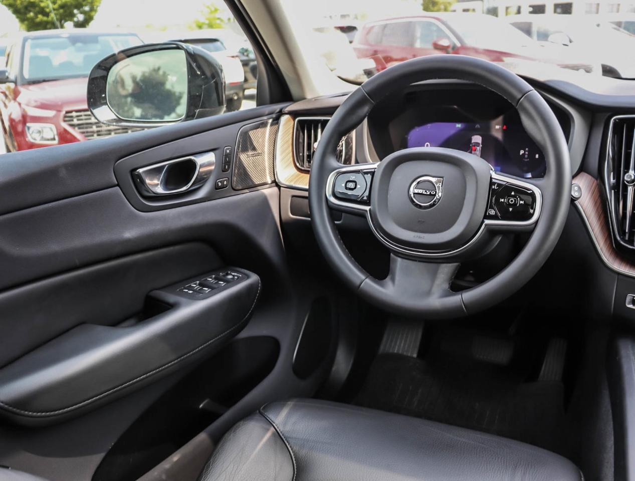 2024 Volvo XC60 B5 AWD Plus Dark Theme !!! NO ACCIDENTS !!! 360 CA Photo