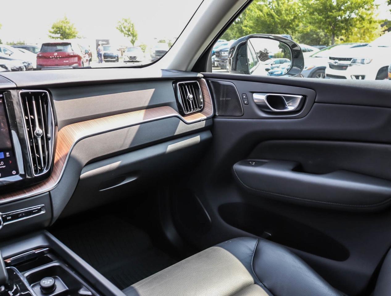 2024 Volvo XC60 B5 AWD Plus Dark Theme !!! NO ACCIDENTS !!! 360 CA Photo