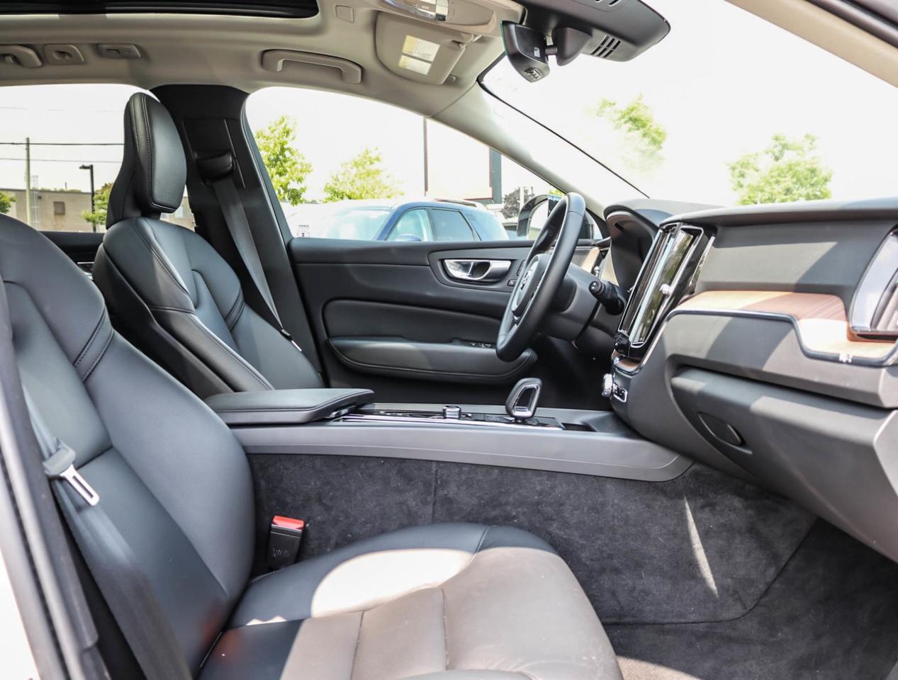 2024 Volvo XC60 B5 AWD Plus Dark Theme !!! NO ACCIDENTS !!! 360 CA Photo