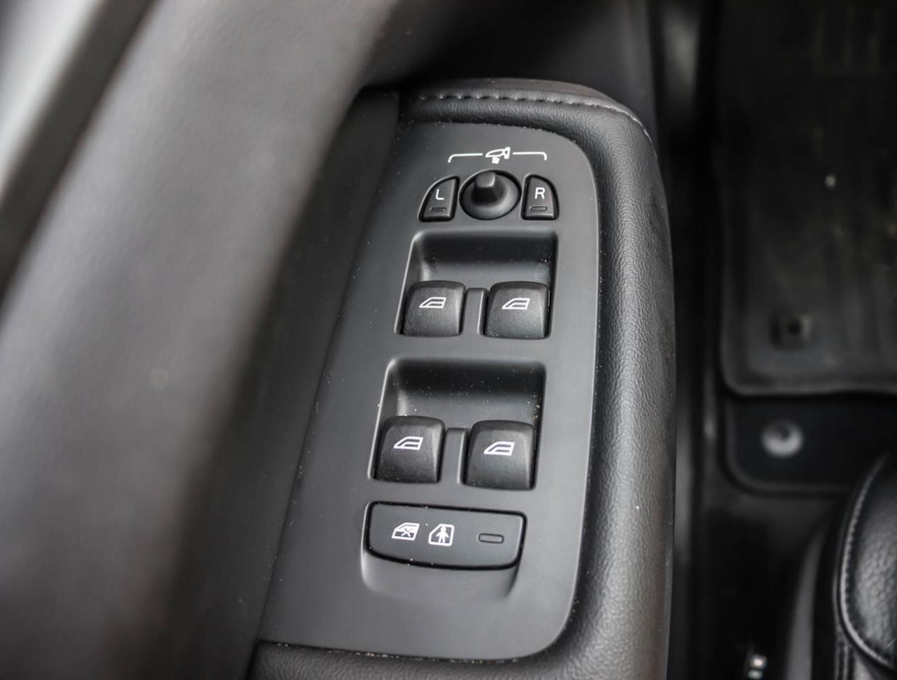 2024 Volvo XC60 B5 AWD Plus Dark Theme !!! NO ACCIDENTS !!! 360 CA Photo