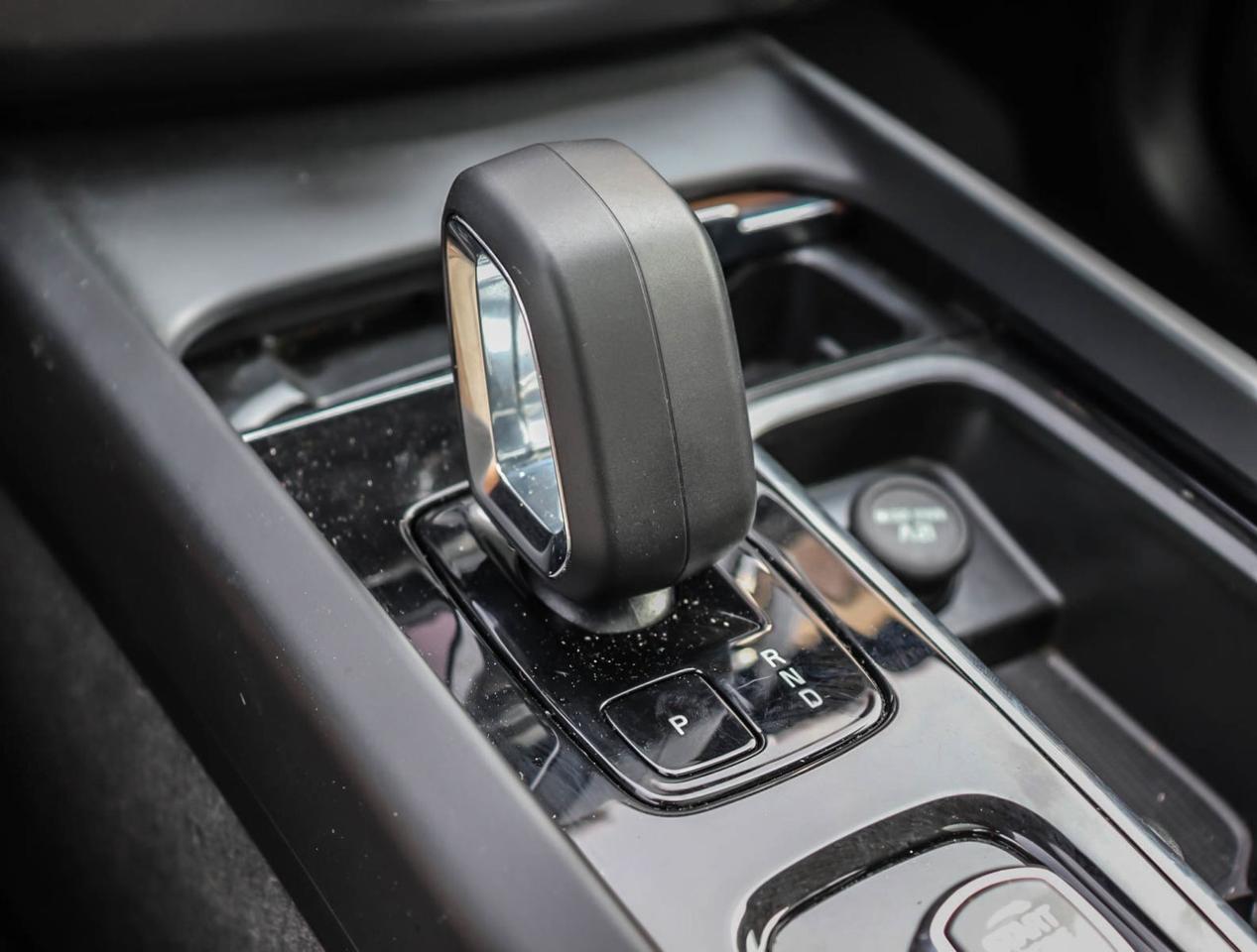 2024 Volvo XC60 B5 AWD Plus Dark Theme !!! NO ACCIDENTS !!! 360 CA Photo