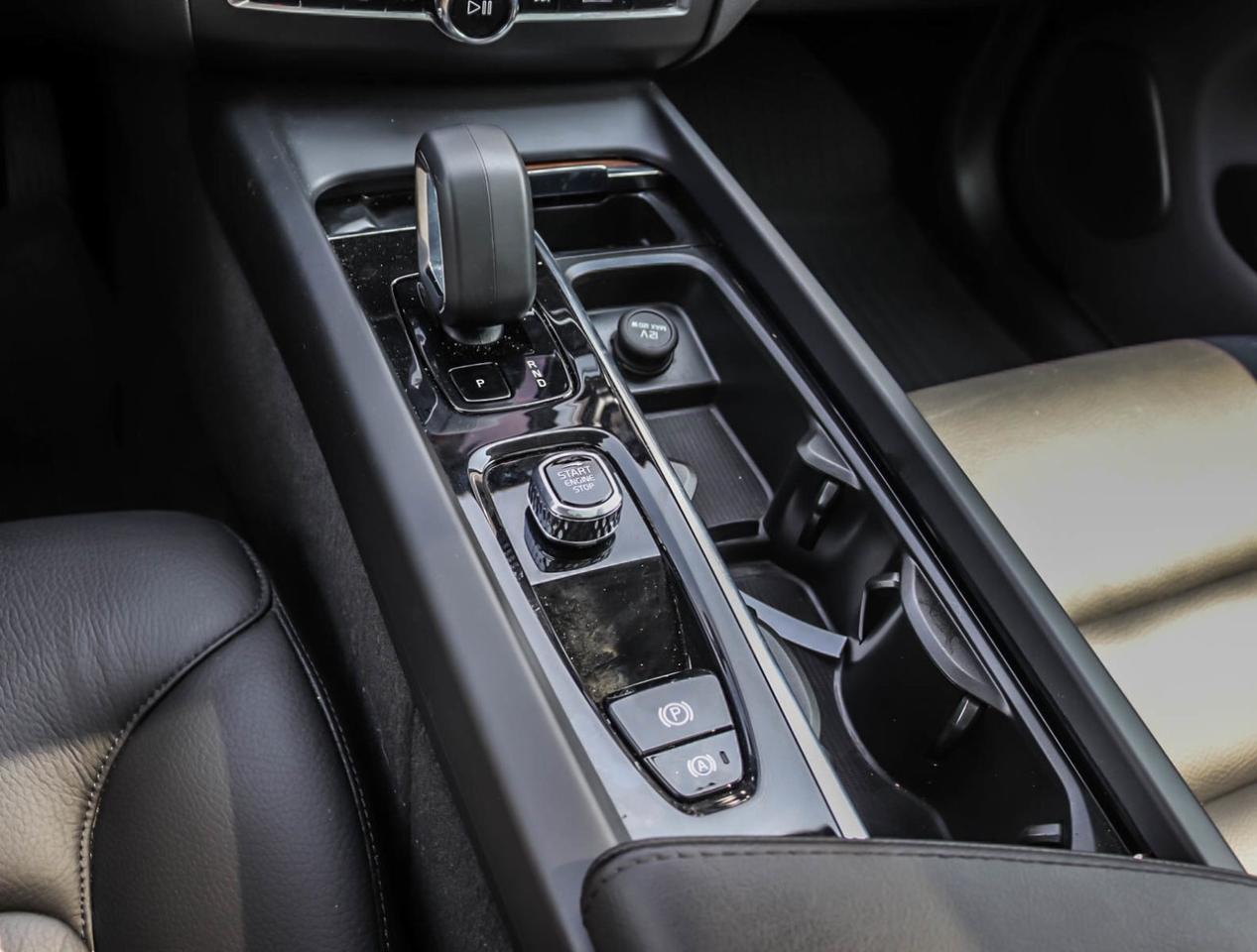 2024 Volvo XC60 B5 AWD Plus Dark Theme !!! NO ACCIDENTS !!! 360 CA Photo