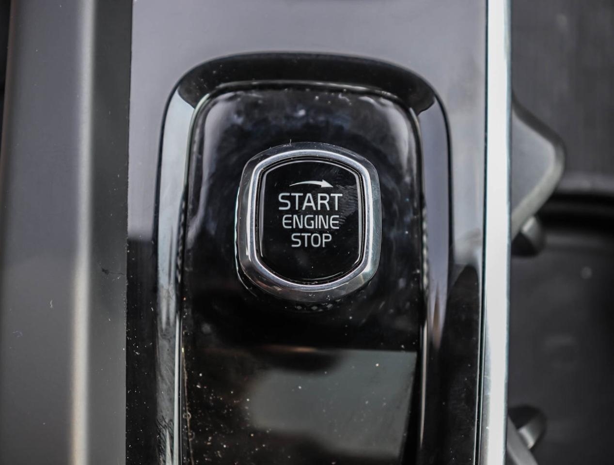 2024 Volvo XC60 B5 AWD Plus Dark Theme !!! NO ACCIDENTS !!! 360 CA Photo