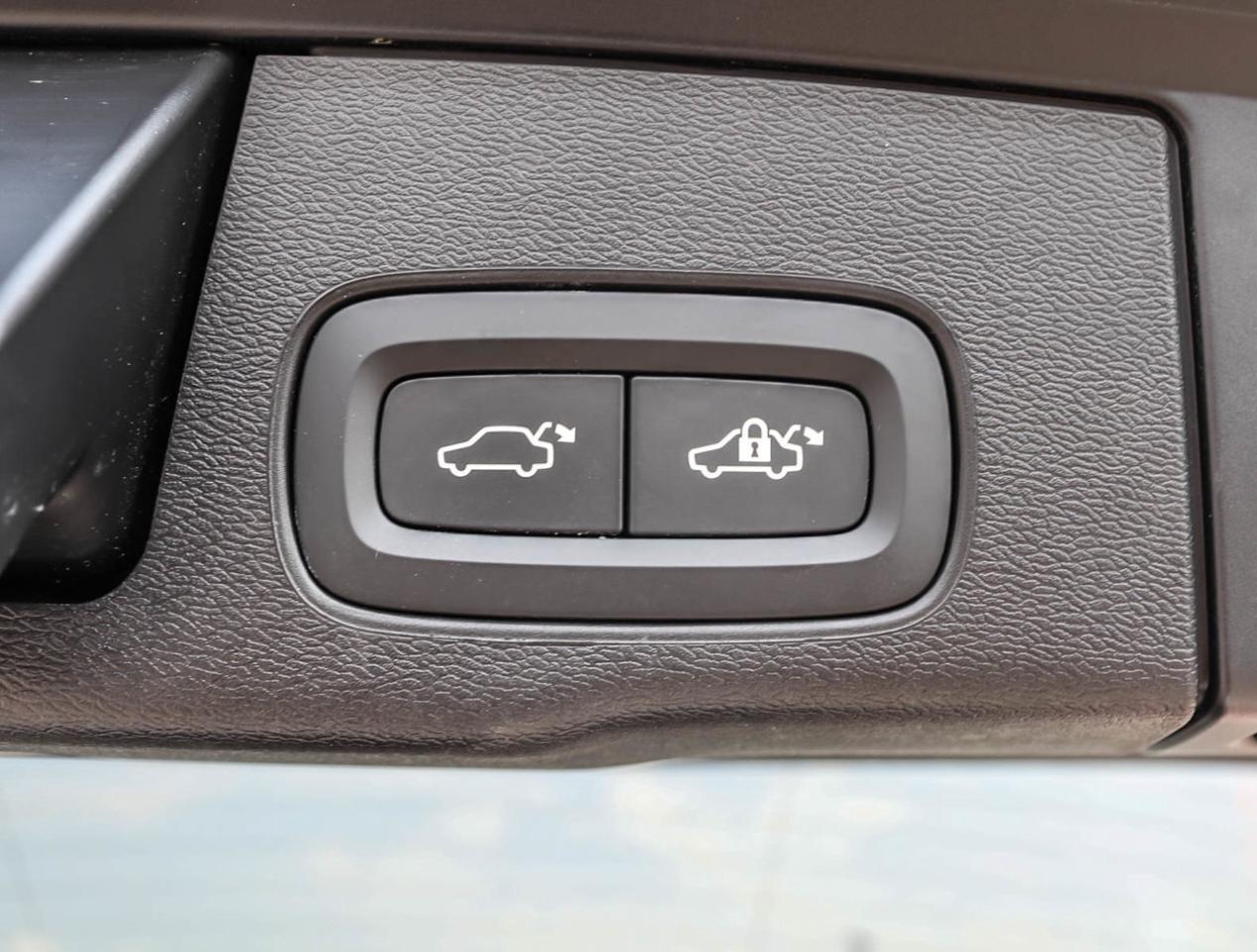 2024 Volvo XC60 B5 AWD Plus Dark Theme !!! NO ACCIDENTS !!! 360 CA Photo