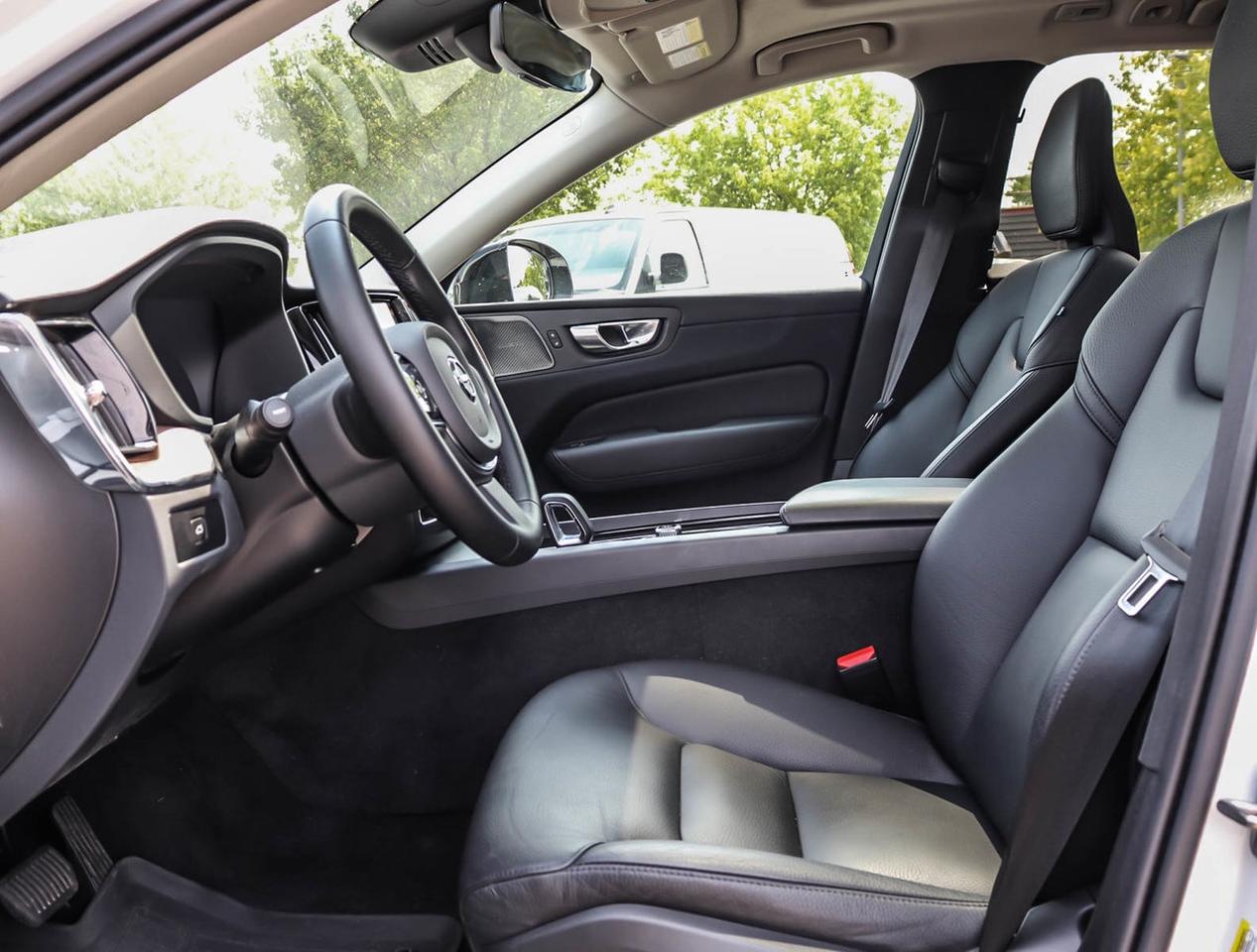 2024 Volvo XC60 B5 AWD Plus Dark Theme !!! NO ACCIDENTS !!! 360 CA Photo